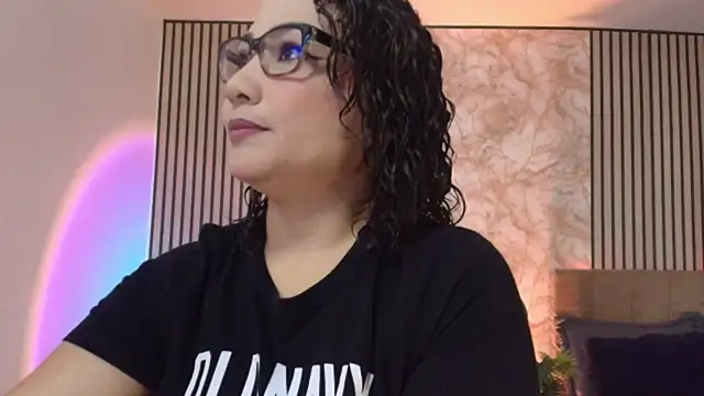 JuliRamirez online show from July 6, 2026, 1:19 pm