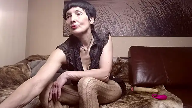 ElizabethLong online show from May 18, 2026, 6:47 pm