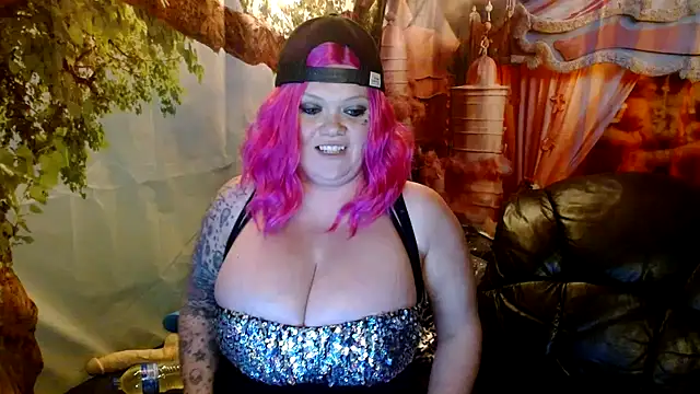Snapshot of HoneyChambers chatting on November 11, 2025, 12:10 am HoneyChambers online show from November 11, 2025, 12:10 am
