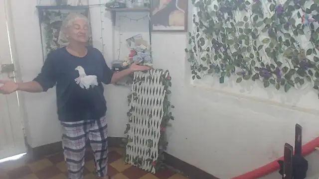 Snapshot of FunnyGrandma chatting on December 3, 2025, 5:00 pm FunnyGrandma online show from December 3, 2025, 5:00 pm