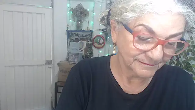 Snapshot of FunnyGrandma chatting on December 14, 2025, 9:41 pm FunnyGrandma online show from December 14, 2025, 9:41 pm