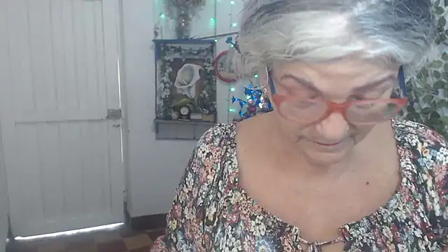 Snapshot of FunnyGrandma chatting on December 16, 2025, 6:46 pm FunnyGrandma online show from December 16, 2025, 6:46 pm