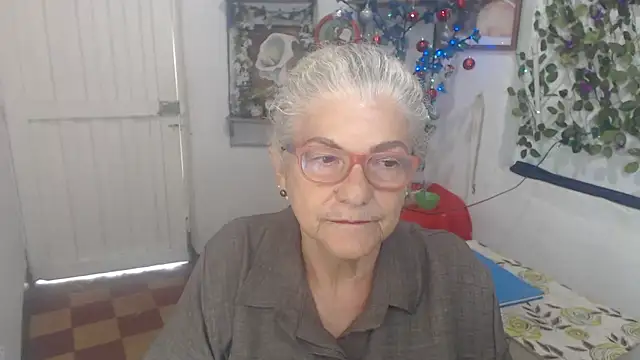 Snapshot of FunnyGrandma chatting on December 17, 2025, 8:37 pm FunnyGrandma online show from December 17, 2025, 8:37 pm