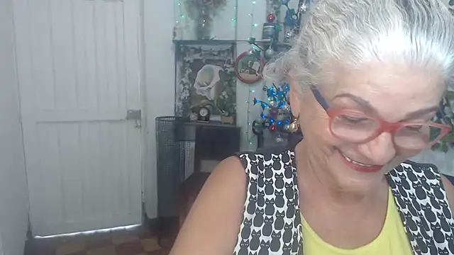 Snapshot of FunnyGrandma chatting on December 18, 2025, 8:48 pm FunnyGrandma online show from December 18, 2025, 8:48 pm