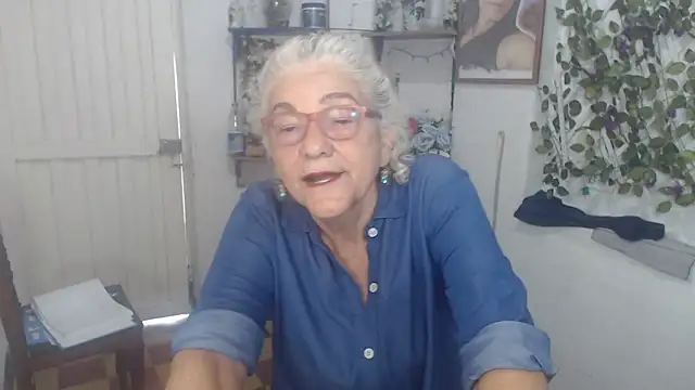 Snapshot of FunnyGrandma chatting on January 18, 2026, 8:34 pm FunnyGrandma online show from January 18, 2026, 8:34 pm