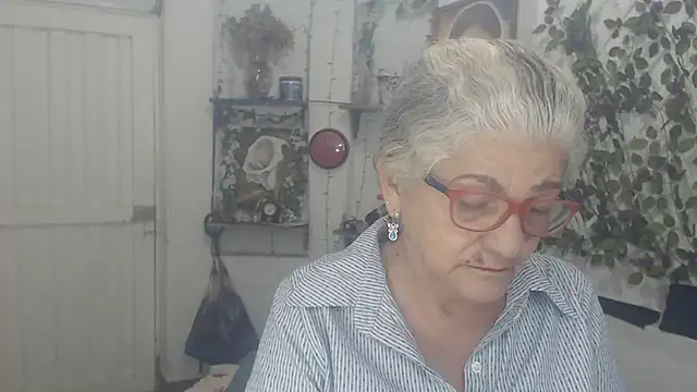 Snapshot of FunnyGrandma chatting on February 2, 2026, 11:25 pm FunnyGrandma online show from February 2, 2026, 11:25 pm
