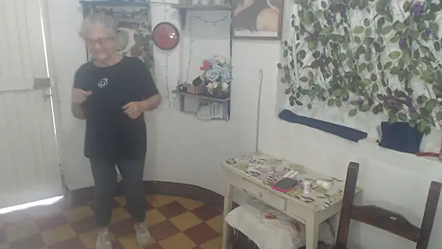 Snapshot of FunnyGrandma chatting on February 7, 2026, 4:54 pm FunnyGrandma online show from February 7, 2026, 4:54 pm