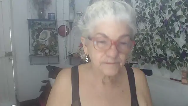 Snapshot of FunnyGrandma chatting on February 17, 2026, 1:29 pm FunnyGrandma online show from February 17, 2026, 1:29 pm