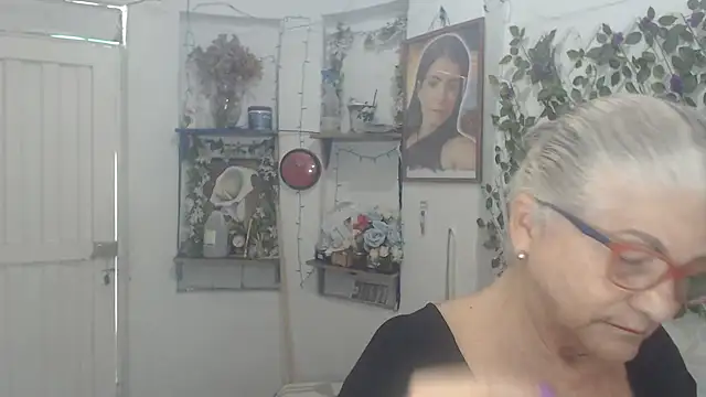 Snapshot of FunnyGrandma chatting on February 25, 2026, 5:00 pm FunnyGrandma online show from February 25, 2026, 5:00 pm
