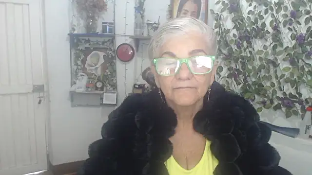 Snapshot of FunnyGrandma chatting on March 27, 2026, 10:42 pm FunnyGrandma online show from March 27, 2026, 10:42 pm