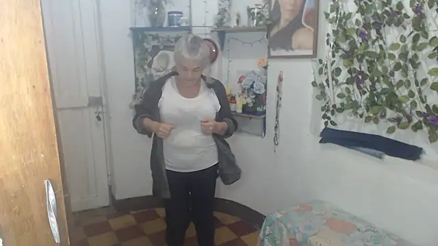 FunnyGrandma online show from June 3, 2026, 1:52 am