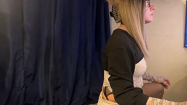 xdresserwithass online show from December 16, 2025, 5:18 pm