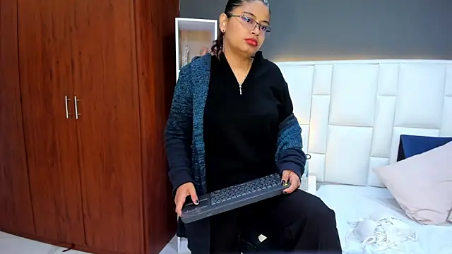 yeral2017 online show from October 13, 2025, 2:17 pm