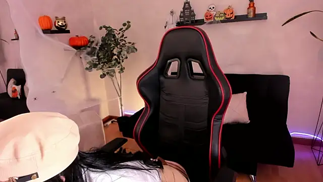 EmmyEvans1 online show from October 8, 2025, 8:06 pm