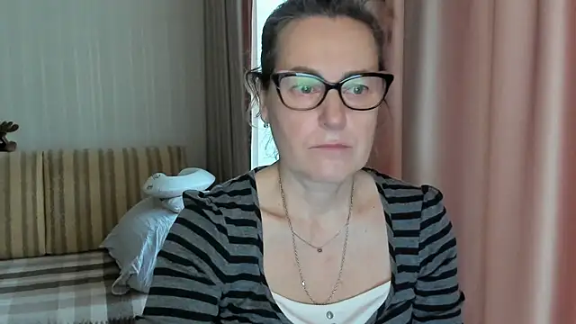 lauraoven online show from February 19, 2025, 7:06 am