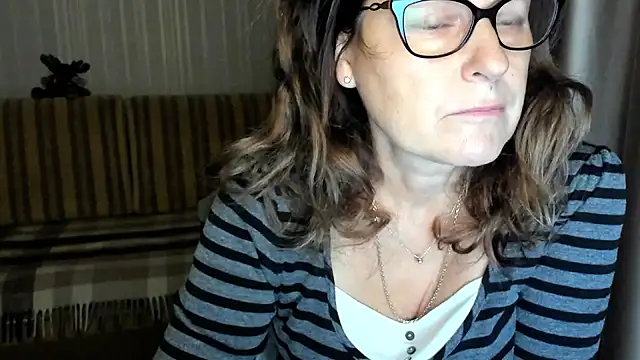 lauraoven online show from October 27, 2025, 2:43 pm