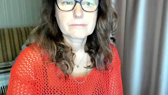 lauraoven online show from November 1, 2025, 7:54 am