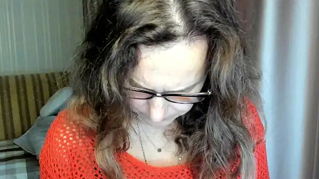 lauraoven online show from November 3, 2025, 7:31 am