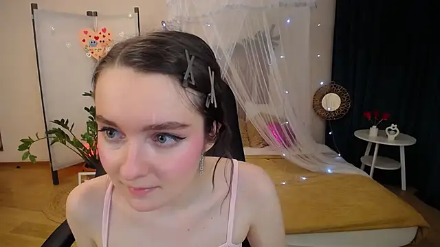 Snapshot of CloudGrace chatting on February 26, 2025, 6:11 pm CloudGrace online show from February 26, 2025, 6:11 pm