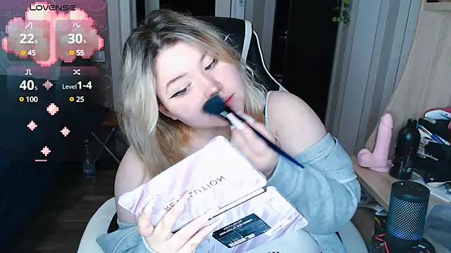 Snapshot of Mini_Mo chatting on February 6, 2025, 10:15 am Mini Mo online show from February 6, 2025, 10:15 am