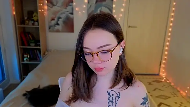 MilenaSaint online show from April 22, 2026, 3:31 am