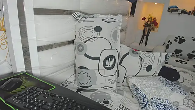 yina-rosse online show from June 23, 2026, 8:51 pm