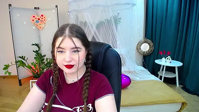 NicoleFoxery online show from February 19, 2025, 6:32 pm