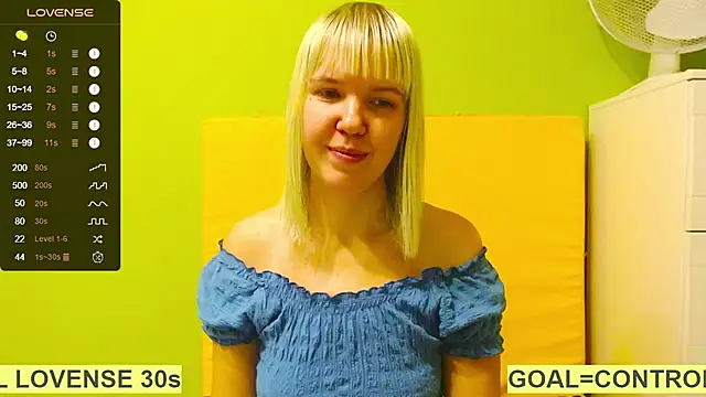 Snapshot of Ultra_Meow chatting on December 18, 2025, 12:55 pm Ultra Meow online show from December 18, 2025, 12:55 pm