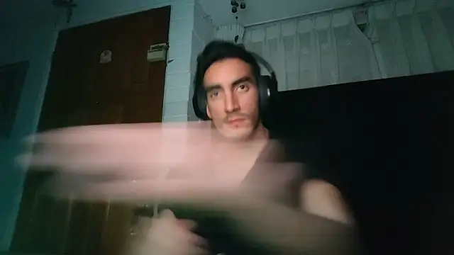 Snapshot of TommyMomentum chatting on December 15, 2025, 5:55 am TommyMomentum online show from December 15, 2025, 5:55 am