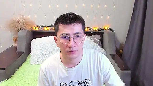 Snapshot of Yumi_steve chatting on February 16, 2025, 12:30 am Yumi steve online show from February 16, 2025, 12:30 am