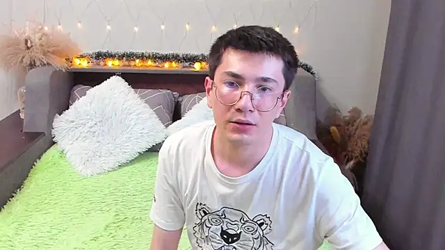 Snapshot of Yumi_steve chatting on March 11, 2025, 12:54 am Yumi steve online show from March 11, 2025, 12:54 am