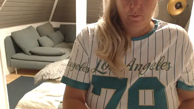 Snapshot of KimMitchelli chatting on November 19, 2025, 5:07 am KimMitchelli online show from November 19, 2025, 5:07 am