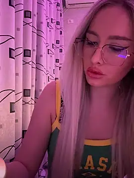 Snapshot of mollyxxx chatting on December 12, 2024, 3:43 am mollyxxx online show from December 12, 2024, 3:43 am