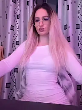 Snapshot of mollyxxx chatting on February 24, 2026, 4:10 am mollyxxx online show from February 24, 2026, 4:10 am