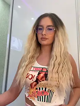 Snapshot of mollyxxx chatting on March 31, 2026, 12:01 am mollyxxx online show from March 31, 2026, 12:01 am