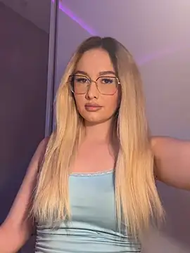 mollyxxx online show from May 13, 2026, 8:01 am