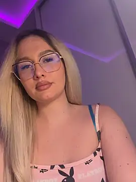 mollyxxx online show from May 17, 2026, 3:04 am