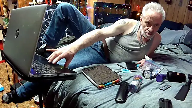 Snapshot of Makowboy chatting on December 21, 2025, 11:23 pm Makowboy online show from December 21, 2025, 11:23 pm