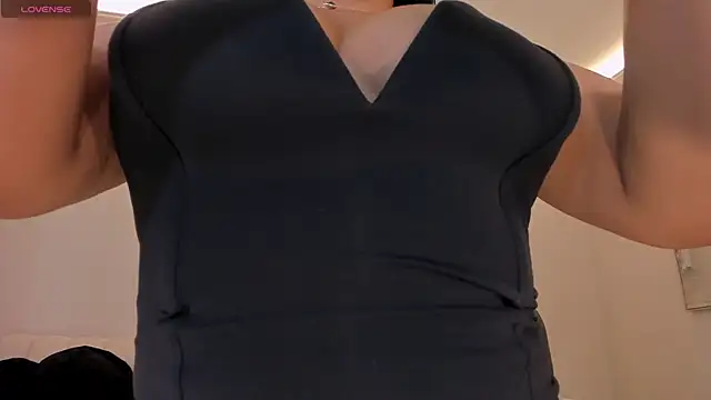 MiaRoberts1 online show from July 4, 2026, 1:06 pm