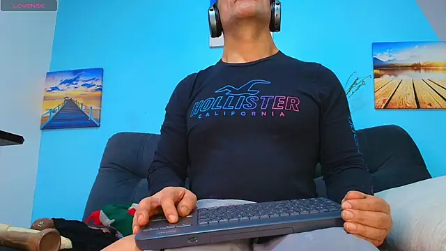 Snapshot of juanses_n_toro chatting on October 4, 2025, 1:09 pm juanses n toro online show from October 4, 2025, 1:09 pm