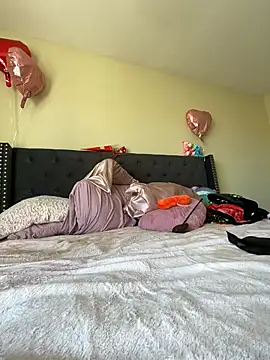 Snapshot of Cum2Charm chatting on February 26, 2025, 9:16 pm Cum2Charm online show from February 26, 2025, 9:16 pm