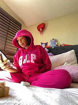 Snapshot of Cum2Charm chatting on March 4, 2025, 6:39 pm Cum2Charm online show from March 4, 2025, 6:39 pm