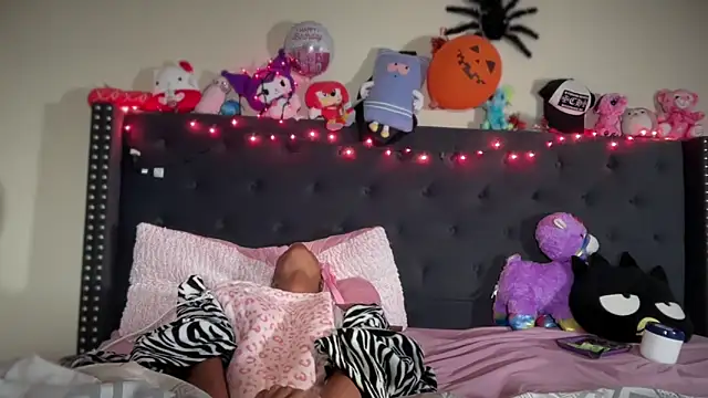 Snapshot of Cum2Charm chatting on October 31, 2025, 2:40 pm Cum2Charm online show from October 31, 2025, 2:40 pm