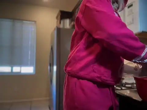 Snapshot of Cum2Charm chatting on November 7, 2025, 5:13 pm Cum2Charm online show from November 7, 2025, 5:13 pm