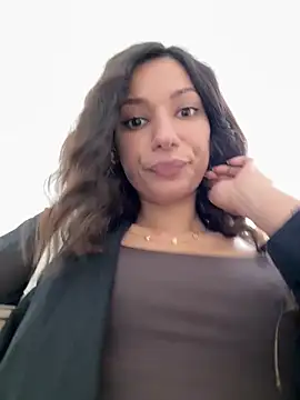 Snapshot of _MiaQueen_ chatting on June 2, 2026, 8:44 pm MiaQueen online show from June 2, 2026, 8:44 pm