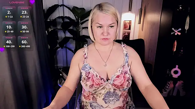 Snapshot of YolandaKiss chatting on June 15, 2026, 8:22 pm YolandaKiss online show from June 15, 2026, 8:22 pm