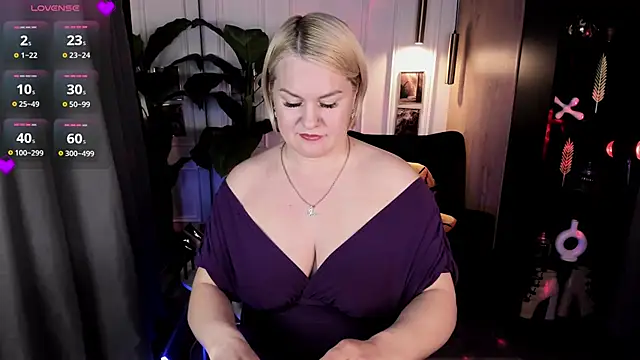 Snapshot of YolandaKiss chatting on June 19, 2026, 8:23 pm YolandaKiss online show from June 19, 2026, 8:23 pm