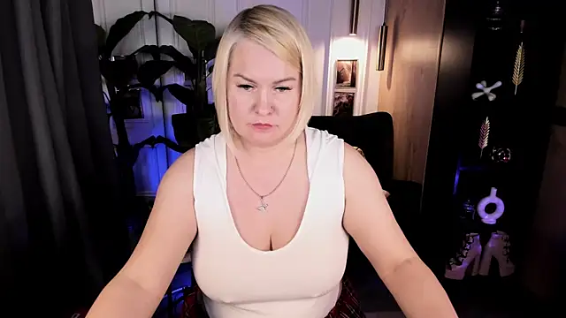 Snapshot of YolandaKiss chatting on July 1, 2026, 8:30 pm YolandaKiss online show from July 1, 2026, 8:30 pm