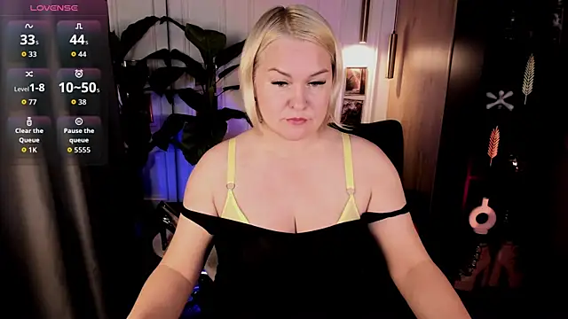 Snapshot of YolandaKiss chatting on July 11, 2026, 8:33 pm YolandaKiss online show from July 11, 2026, 8:33 pm