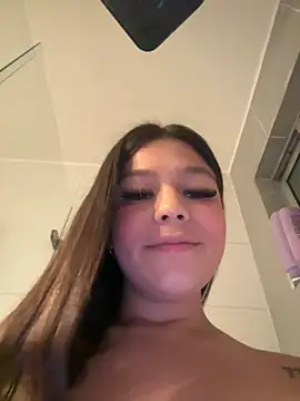 Snapshot of Alyshanon18 chatting on February 6, 2025, 8:50 am Alyshanon18 online show from February 6, 2025, 8:50 am